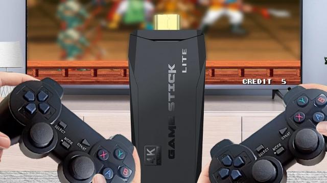 <b>Ești fan jocuri retro? Micul dongle Game Stick Lite din oferta Cafago e la reducere și îți permite să joci titluri PS1, GBA, ATARI pe televizorul tău</b>Ziua de vineri ne aduce un nou produs vedetă din oferta Cafago, redus bine și dedicat gamerilor nostalgici, aparent. E vorba despre un dongle compact care îți permite să joci jocurile copilăriei / adolescenței. Vine cu două controllere wireless la pachet,