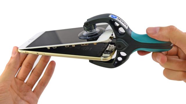 <b>iPhone 6 Plus trece și prin mâinile celor de la iFixit; acesta vine cu 1 GB memorie RAM și cu o baterie de 2.915 mAh (Video)</b>în timp ce marea majoritate a producătorilor de pe piață oferă detalii complete despre noile device-uri lansate, există și companii ca Apple care decid să nu ofere unele informații care sunt destul de utile. Astfel, în cazul lui iPhone 6 Plus,...