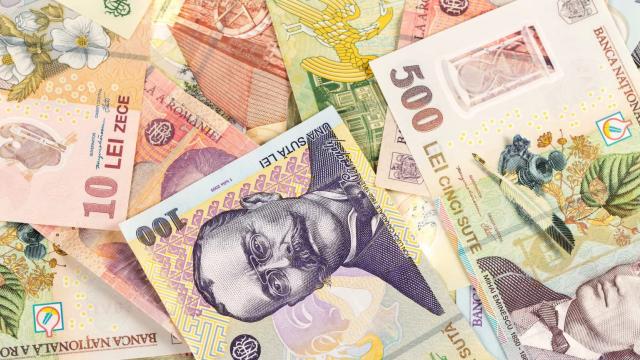<b>Nu mai poţi cumpăra iPhone Pro Max cu bani cash! Grijă la noua lege a plăţilor numerar de maxim 5000 lei</b>Începând de pe 1 noiembrie 2023 statul român a instituit o lege prin care sunt interzise plăţile cash între persoane fizice în valoare de peste 10.000 de lei. Imediat m-am dus cu gândul la o persoană care vine 2-3 iPhone-uri Pro Max 