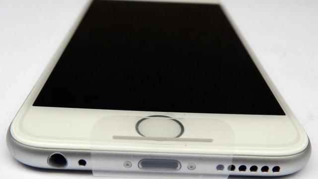 <b>iPhone 6 primește unboxing În limba romană de la prietenii de la iPhoneforum.ro (Video)</b>înainte de bloguri tech și înainte și de Mobilissimo.ro, prietenii de la iPhoneforum.ro au realizat o prezentare video pentru iPhone 6. Ea include și un unboxing, pe care îl puteți admira mai jos. Am fost șocat să văd o cutie albă atât de...