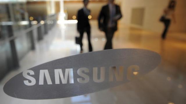 <b>Valoarea acțiunilor Samsung scade cu 30 de miliarde de dolari; Predicțiile indică profituri scăzute În perioada următoare</b>Bloomberg ne informează azi că prețul acțiunilor Samsung Electronics a scăzut cu 2.3% la bursa din Seoul, compania pierzând 30 de miliarde de dolari din valoarea sa de piață. La ora actuală Samsung livrează unul din 4 smartphone-uri, dar se pare...