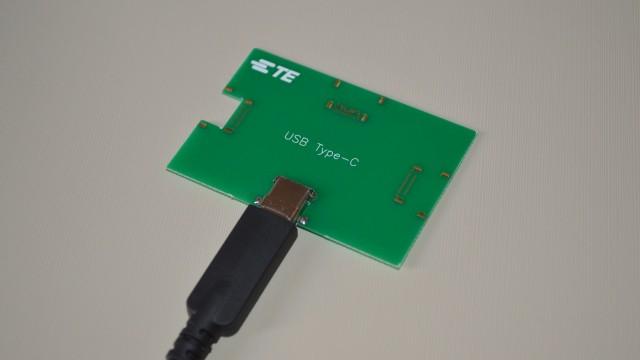 <b>Iată detalii despre noul standard USB Type C și o experiență hands on cu conectorii dedicați</b>Cei de la Ars Technica au avut ocazia să se întâlnească cu reprezentanții unei organizații non profit, USB Implementer's Forum, având și șansa de a realiza un hands on cu noii conectori USB Type-C. Specificația aceasta a fost anunțată în...