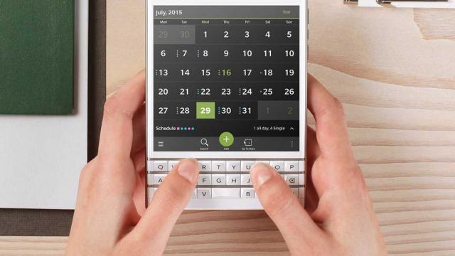 <b>BlackBerry Passport lansat oficial, costă 600 de dolari și are un display pătrat cu rezoluție de 1440 x 1440 pixeli</b>Despre existența lui BlackBerry Passport știam de ceva vreme, dar iată că acum telefonul a fost în sfârșit lansat oficial și se poate cumpăra din câteva magazine la nivel internațional. Acest model costă 599 dolari și se remarcă printr-un...