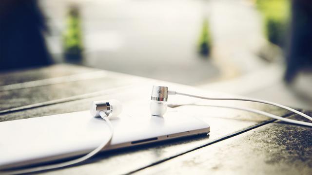 <b>OnePlus lansează o pereche de căști arătoase de 15 dolari, rivale pentru Xiaomi Pistons</b>Xiaomi câștiga tot mai mult teren și cu ceva vreme în urmă a devenit cel mai popular brand de smartphone-uri din China, depășind Samsung. Ei bine, OnePlus poate doar să aspire la acest titlu, dar azi a lansat un produs care concurează de la egal...