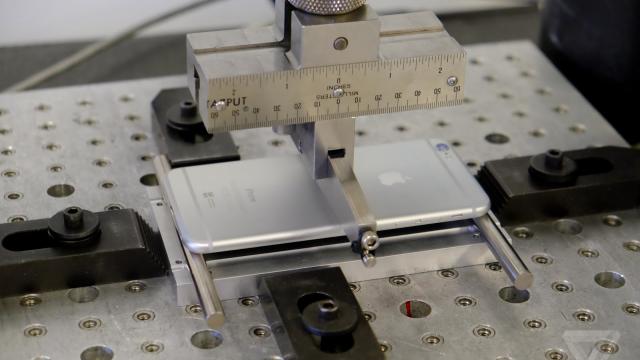 <b>Așa se torturează un iPhone! Iată instrumentele cu care Apple testează rezistenta telefoanelor sale</b>Cei de la The Verge au un material interesant, în care aruncă o privire asupra uneltelor și instrumentelor folosite de Apple pentru a testa rezistenta telefoanelor sale. E vorba despre "tortura" smartphone-urilor, care sunt supuse la cele mai vitrege...