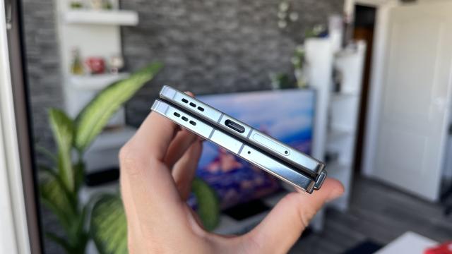 <b>OnePlus Open: Conectivitate avansată, cu Bluetooth 5.3, NFC, USB-C 3.1 și tot ce îți dorești</b>OnePlus Open are de toate atunci când vine vorba despre conectivitate și mă refer aici la Bluetooth 5.3, NFC, emițător infraroșu, Wi-Fi 7,  desigur și 5G, cât și port USB-C 3.1 cu funcționalitate OTG. Pe partea de conectivitate la sateliți