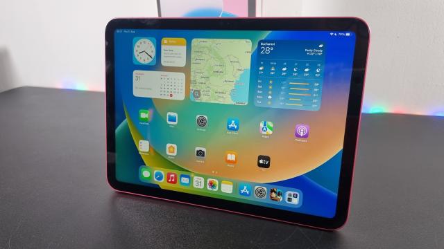 <b>Apple iPad 10 (2022) - Conectivitate optimă pentru videoconferințe, browsing, chiar gaming cu latență redusă</b>Apple iPad 10 (2022) a sosit la noi în variantă Wi-Fi, dar există și o varianta Celullar ce oferă acces chiar la conectivitate 5G. Noutatea vine sub forma unui port USB-C situat în partea de jos pe care îl folosim pentru alimentare și transfer de fișiere