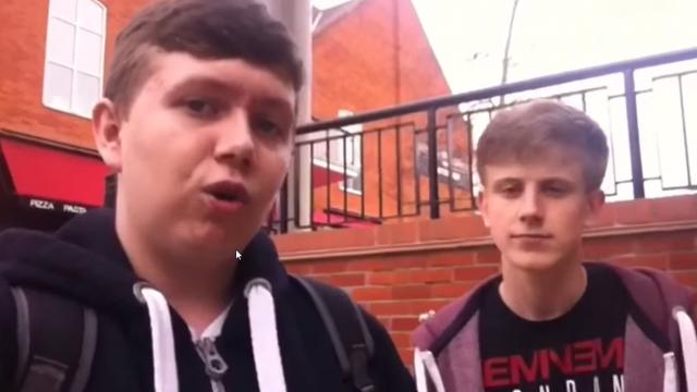 <b>Cel mai nou flagel Apple: iresponsabilii care se duc la Apple Store și Îndoaie modele iPhone 6 Plus (Video)</b>E una să testezi în mod legitim un iPhone 6 Plus care fie e al tău, fie ți-a fost oferit în teste și total altceva să te duci la un Apple Store și să faci circ cu un handset al magazinului. Se pare că diverși copii, adolescenți și în general...