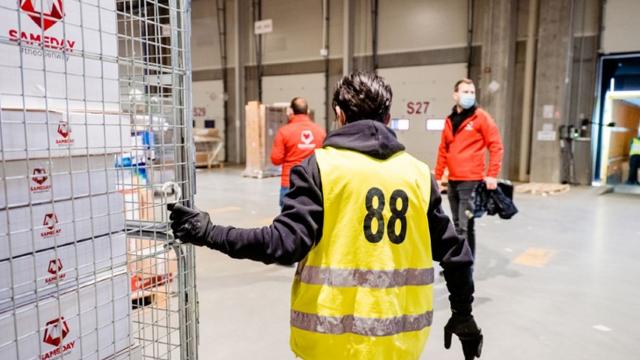 <b>Sameday România a livrat peste 4 milioane de colete de Black Friday 2023 în primele zile de campanie</b>Dacă tot am aflat cum au au stat marile magazine de la noi cu vânzările de Black Friday, azi descoperim cum a stat şi Sameday România. Operatorul de servicii de curierat a livrat peste 4 milioane de colete în primele zile de campanie. Alte cifre relevante
