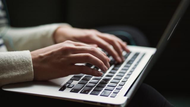 <b>Ascultă cum tastezi; Inteligența artificială descifrează parole doar după sunetul tastaturii</b>Inovația tehnologică a luat o nouă turnură cu cercetătorii britanici antrenând o inteligență artificială (AI) să identifice și să reconstruiască parole doar pe baza sunetului tastaturii, conform celor de la PCWorld. Acest progres vine într-un moment când 