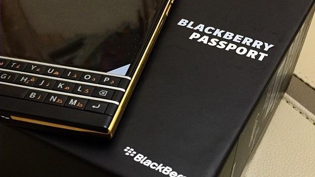 <b>BlackBerry Passport primește o ediție aurie marca Paris Rose Gold</b>Deja BlackBerry-urile erau percepute că telefoane pentru oamenii de afaceri, iar customizarea lor cu o versiune Gold le amplifica acest status. Este și cazul lui BlackBerry Passport, care primește o ediție aurită personalizata de către cei de la...