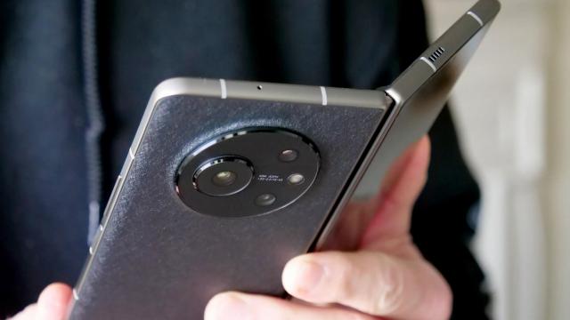 <b>Meizu intră în cursa smartphone-urilor pliabile; primul model așteptat în prima jumătate a lui 2024</b>Meizu se alătură lumii smartphone-urilor pliabile, planificând lansarea primului său model în prima jumătate a anului 2024. Așteptat să apară pe piață până la finalul lunii iunie, acest telefon ar putea reprezenta un pas important pentru companie.
