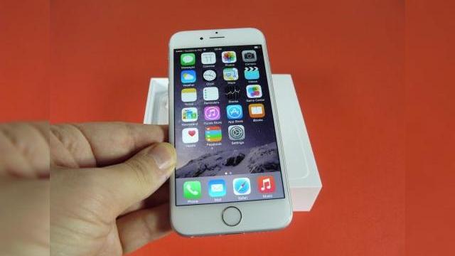 <b>iPhone 6 Unboxing: micul mare flagship, În teste la Mobilissimo via QuickMobile.ro (Video)</b>După iPhone 6 Plus, e rândul lui iPhone 6 să primească o recenzie de la Mobilissimo.ro, dar până atunci hai să scoatem din cutie acest device. El a fost primit în tot de la QuickMobile.ro, ca și iPhone 6 Plus, iar handsetul de 4.7 inch a fost...