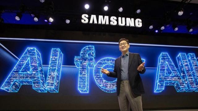 <b>Samsung dezvăluie viziunea „AI for All” la CES 2024; Tehnologie avansată pentru eficiență și siguranță</b>Samsung Electronics a prezentat la CES 2024 strategii inovatoare de inteligență artificială (AI) pentru a îmbunătăți experiența utilizatorilor cu dispozitivele conectate. Jong-Hee Han, Vice Chairman, CEO și Head al Samsung’s Device eXperience (DX)..
