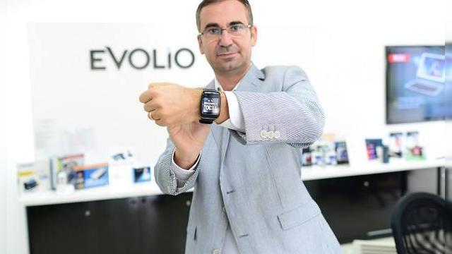<b>Evolio anunță lansarea primului smartwatch sub brand românesc; X-Watch va fi disponibil din 2015 la un preț de 199 lei</b>Astăzi, cei de la Evolio surprind pe toată lumea prin lansarea primul smartwatch sub brand românesc, produsul numindu-se Evolio X-Watch. Aflăm că acesta va aduce pe lângă funcțiile clasice de monitorizare a efortului fizic și aplicațiile de...