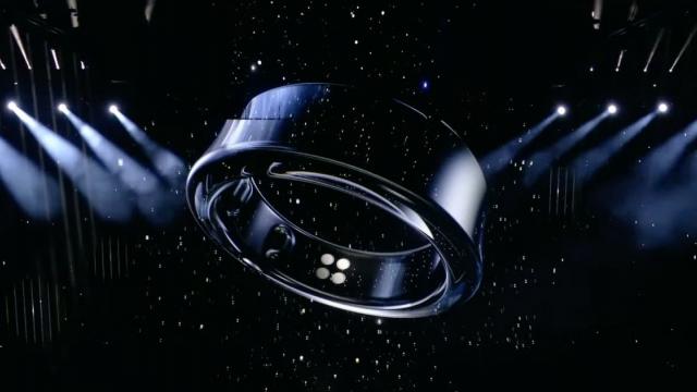 <b>Inelul inteligent Samsung Galaxy Ring are noi detalii dezvăluite: mărime, dată lansare, culori</b>În cadrul evenimentului de lansare a telefoanelor Galaxy S24, compania sud coreeană a avut un moment de "One More Thing", în stil Apple, atunci când ne-a prezentat primul său inel inteligent, Samsung Galaxy Ring. Pe atunci el a