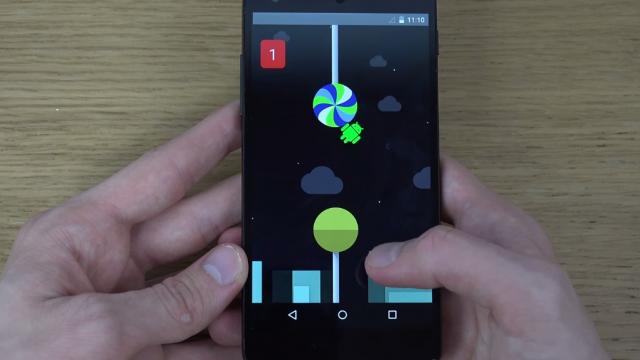 <b>Android 5.0 Lollipop vine la pachet cu o surpriză; primim un joc similar cu Flappy Bird</b>Ajuns de curând pe telefoanele Google Nexus 5 sub formă de preview, iată că Android 5.0 Lollipop aduce printre altele și unele suprize &ldquo;ascunse&rdquo; pentru utilizatorii ce au decis să își instaleze această versiune. &nbsp; Astfel, atunci...