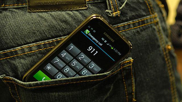 <b>Apelurile din greșeală la 911 formate cu "dosul" costă autoritățile din SUA foarte mult</b>Un oficial al FCC din SUA a declarat că apelurile la 911 din State realizate din greșeală cu telefonul în buzunarul pantalonilor au devenit un flagel. Acest fenomen de "butt dialing" costă autoritățile sume suriase, se pare. Comisarul FCC...