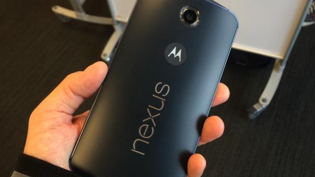 <b>Nexus 6 nu e fotogenic, primește critici legate de design și amplasarea logourilor</b>Un lucru e sigur: Nexus 6 e deja un telefon controversat, deși nici măcar nu a ajuns în magazine. A ajuns totuși la unii editori și revieweri, care au ținut să dezmintă afirmațiile că telefonul ar fi neatractiv ca design. &nbsp; Aparent Nexus 6...