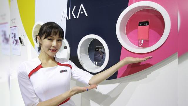 <b>LG AKA, bizarul telefon cu "ochi" este expus la World IT Show 2014 În Coreea de Sud</b>Mai țineți minte LG AKA, telefonul care ne-a intrigat ieri? și asta pentru simplul fapt că vine cu o pereche de "ochi", care își vor schimba căutătura în funcție de starea de spirit a utilizatorului telefonului, sau de muzică stocată pe...