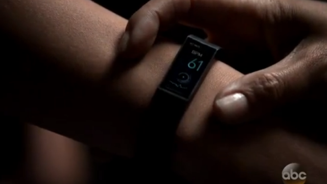 <b>Tracker-ul fitness al celor de la Microsoft Își face apariția În cadrul unui serial american</b>După ce ieri aflam că gigantul IT Microsoft pregătește lansarea unui smartwatch axat mai mult pe funcții de fitness tracking, iată că astăzi un device misterios ce se încadrează în speculațiile din ultimul timp, își face aparița în cadrul...