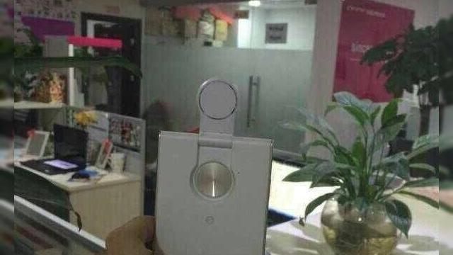<b>Noi imagini hands on cu Doov V1, telefonul cu camera rotativă flip Își fac apariția pe Weibo</b>Cu câteva zile în urma scriam despre Doov V1, telefon cu un mecanism de cameră inedit, care presupune rabatarea unei secțiuni din carcasa pentru a deplasa senzorul foto. La acea vreme vedeam doar randari ale acestui model din China, iar azi descoperim...