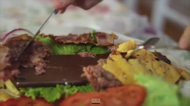 <b>Sony Xperia Z3 este prăjit și inclus Într-un hamburger, continua să funcționeze (Video)</b>Am văzut telefoane și tablete împușcate cu mitraliere profesioniste în poligonul de trageri, terminale de la Apple îndoite și multe telefoane trecute prin mixer. Astăzi Sony Xperia Z3 are parte de o experiență... culinară. &nbsp; Handsetul...