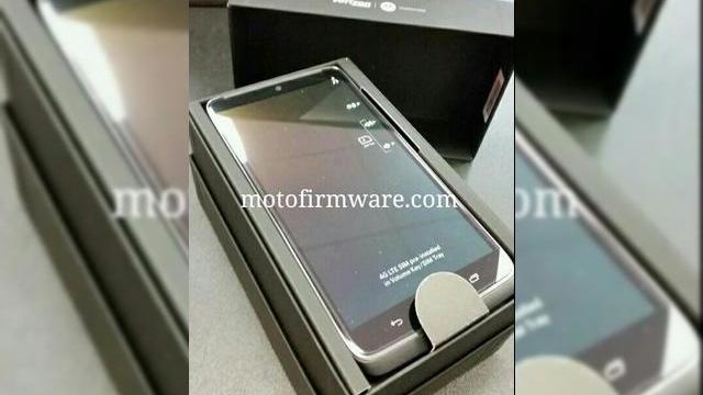 <b>Pachetul retail al lui Motorola Droid Turbo se afișează În imagini live</b>în cursul zilei de ieri, prin intermediul contului de Twitter @MotoFirmware, smartphone-ul high-end Motorola Droid Turbo s-a afișat în noi imagini ce prezintă printre altele și pachetul său de retail. După cum bine știm, acest device urmează a fi...