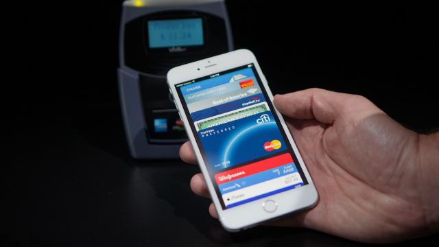 <b>Sistemul Apple Pay boicotat de retailerii care pregătesc propriile sisteme de plăți</b>Odată cu sosirea lui Apple Pay cu iOS 8.1 cu o săptămână în urmă, a început o nouă eră a plăților cu mobilul, una pe care anumiți retaileri nu sunt gata să o primească cu brațele deschise. Se pare că o serie de comercianți au pus piedici...