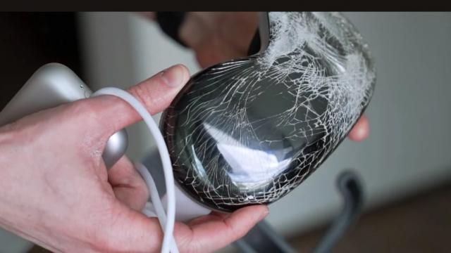 <b>Apple Vision Pro e "luat la şuturi" în acest test de rezistenţă; Cum supravieţuieşte? (Video)</b>A venit şi momentul ca Apple Vision Pro, headsetul Mixed Reality Apple de 3500 de dolari să fie testat într-un mod mai dur. Cei de la AppleTrack i-au făcut un drop test extins pentru a vedea cum rezistă la o utilizare mai dură.