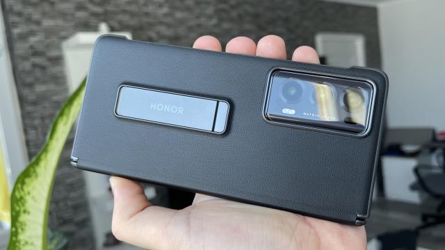 <b>Honor Magic V2: Conectivitate</b>Honor Magic V2 este un pliabil pentru productivitate iar asta înseamnă că și opțiunile de conectivitate sunt pe măsură. În primul rând vei avea parte de conexiuni 5G foarte rapide, iar atunci când ești acasă sau la birou poți face switch 