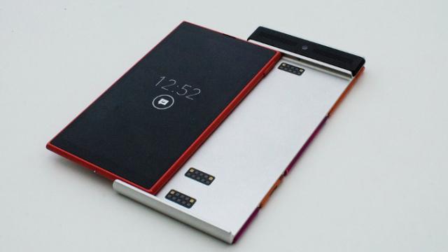 <b>Cu un pas mai aproape de lansarea telefonului modular ARA; Google depune documentele pentru trademark la Biroul de Brevete SUA</b>Se pare că ne apropiem treptat de lansarea mult așteptatului telefon creat prin Project Ara, smartphone-ul modular compus dintr-o serie de componente ce se pot conecta pentru a upgrada acest device inedit. La baza telefonului se află un "endo schelet",...