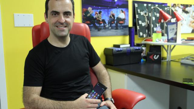 <b>Vice-președintele Xiaomi, Hugo Barra, afirmă că iPhone 6 este cel mai frumos telefon din lume</b>în cadrul conferinței WSJD ce a avut loc ieri, pe scenă a urcat și vice-președintele companiei Xiaomi, Hugo Barra, acesta vorbind printre altele și despre acuzațiile aduse companiei cu privire la design-ul telefoanelor Xiaomi ce se aseamănă cu...
