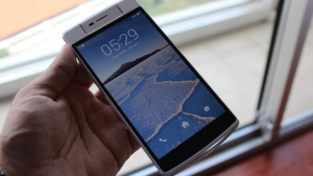 <b>Iată un prim video hands-on cu noul cameraphone Oppo N3</b>După anunțul de acum câteva ore al smartphone-ului Oppo N3, iată că acum avem oportunitatea ca prin intermediul celor de la pockenow.com, publicație ce a fost prezentă la evenimentul de lansare din Singapore, să aruncăm o privire mai detaliată...