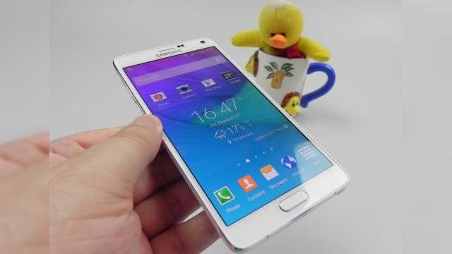 <b>Samsung Galaxy Note 4 Review: Încărcare rapidă, camera excelentă, design actualizat și câteva mici slăbiciuni (Video)</b>Samsung Galaxy Note 4 este flagship-ul Samsung în segmentul phablet în 2014, un produs lansat la IFA 2014 și care a sosit la noi în teste în această lună. El a fost trecut prin teste detaliate și a primit un mega video review mai jos. Avem de-a...