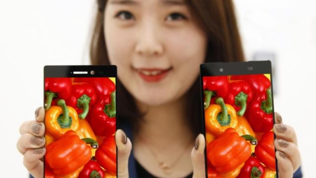 <b>LG lansează un nou display de 5.3 inch, cu cea mai Îngustă margine din lume; Ecran pentru LG G4?</b>LG Display a prezentat un nou display astăzi, unul care are toate șansele să ajungă pe modelul LG G4. E vorba despre un ecran de 5.3 inch cu margini foarte înguste, ba chiar cele mai înguste din lume, provocând din nou definiția lui edge to edge....