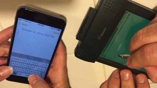 <b>Vechi versus nou: Apple Newton versus iPhone 6 (Video)</b>Pentru cei pasionați de istoria Apple, produsul Newton e cu siguranță familiar, PDA-ul din anii 80 fiind un eșec comercial al firmei din Cupertino. El a fost lansat în 1987 și nu a avut succesul scontat, deși era un proiect cu mare potențial. Iar...