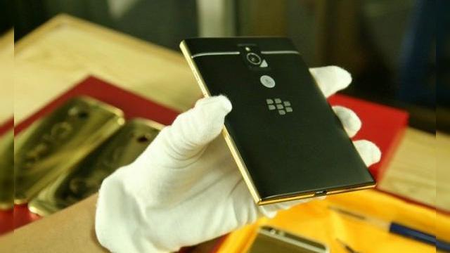 <b>BlackBerry Passport primește o versiune suflată cu aur de 24 de karate În Vietnam</b>De fiecare dată când apare un telefon flagship sau un model business, e doar o chestiune de timp până vedem și o versiune a sa suflată cu aur. Azi e rândul lui BlackBerry Passport să aibă parte de această customizare și rezultatul îl vedeți...