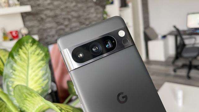 <b>Windows 11 permite acum folosirea unui smartphone cu Android drept cameră web</b>În urmă cu ceva timp aflam că în Android 14 apare o nouă opțiune care ne permite să folosim smartphone-ul drept cameră web odată conectat la PC prin intermediul unui cablu USB. Ei bine, pare că nu e tocmai nevoie de Android 14 pentru a face acest lucru