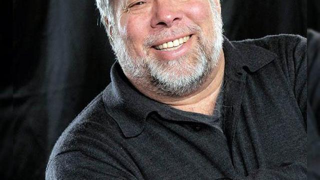 <b>Steve Wozniak, cofondatorul Apple consideră că un phablet iPhone ar fi trebuit să fie lansat cu 3 ani În urmă</b>Steve Wozniak este unul dintre cele mai simpatice personaje din zona tech și IT, cofondatorul Apple fiind și inginerul care a meșterit la primele produse hardware ale companiei din Cupertino, deci o persoană respectată în domeniu. Ca să nu mai...