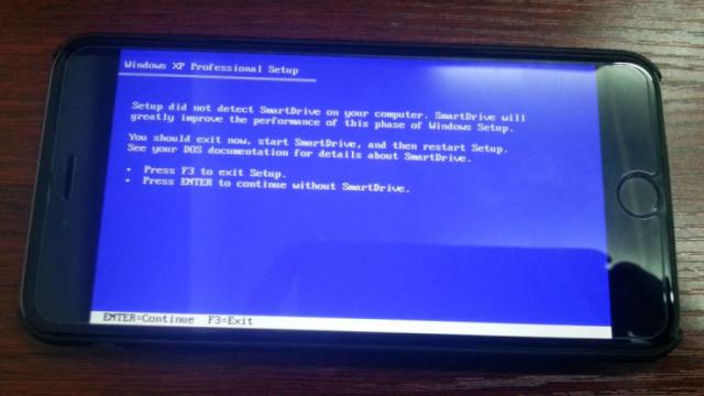<b>Nostalgie după blue screen? Windows 95 rulează pe un iPhone 6 Plus, portat de un programator chinez</b>în ultimele săptămâni a apărut cel puțin un OS sau joc clasic portat pe smartwatchuri, astfel că am văzut pe ceasuri Android Wear Windows 95, iar azi vedem același OS pe un iPhone 6 Plus. El a fost portat aici folosind un tool numit iDos. &nbsp;...