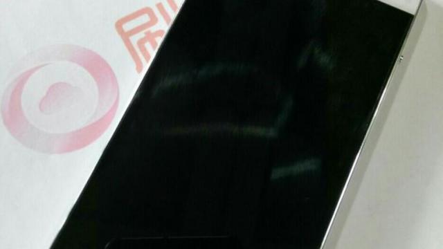 <b>Un telefon superb cu ecran fără margini apare În 2 fotografii noi; Ar putea fi un ZTE Nubia Z9</b>De la Sharp Aquos Crystal încoace nu prea am mai văzut telefoane cu ecran fără margini, cel puțin până azi. Terminalul din cele două imagini de mai jos este unul misterios, care ar putea fi produs de către ZTE. &nbsp; &nbsp; Imaginile au apărut...