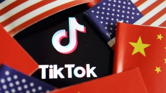 <b>TikTok va fi vândut sau interzis în cel mult 6 luni; Congresul SUA a adoptat legea care obligă ByteDance să ia o decizie critică</b>Am tot scris în ultimele luni despre planurile SUA de a interzice TikTok. Ei bine, se pare că Senatul a luat o decizie critică. Camera Reprezentanților a adoptat legea ce obligă compania chineză ByteDance să cedeze proprietatea platformei, în cel mult