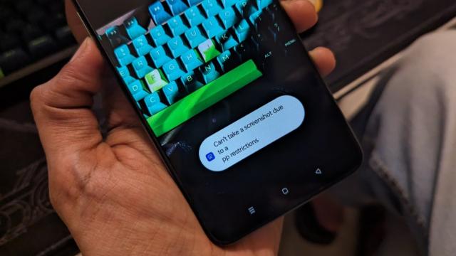<b>WhatsApp a început blocarea capturilor de ecran realizate fotografiilor de profil </b>Cei de la WhatsApp aduc constant noi funcționalități în aplicația de socializare, iar cel mai proaspăt exemplu bifează partea de intimitate. Așa cum spune și tilul postării de față, de acum nu vom mai putea realiza capturi de ecran imaginilor