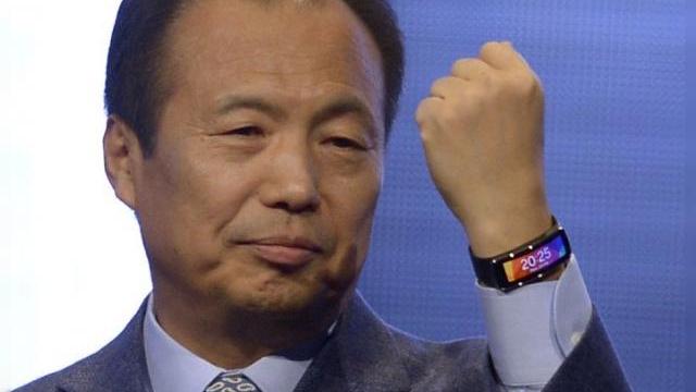 <b>Leafa șefului Samsung Mobile, JK Shin scade cu până la 58% comparativ cu cifrele din trimestrul 2</b>Deși Samsung se află în continuare în topul celor mai mari companii producătoare de smartphone-uri de pe piață, acest lucru nu înseamnă și faptul că afacerea merge la fel de bine ca anul trecut. După ce anterior vă informam că profitul net...