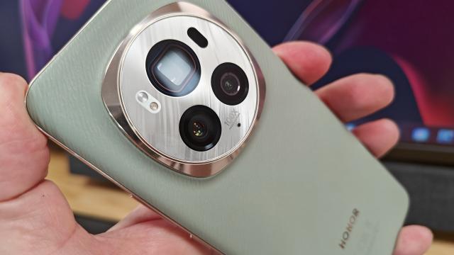<b>HONOR Magic 6 Pro devine campion în DxOMark la testul de cameră: expert în culori, portrete</b>A venit din nou momentul să se schimbe ocupantul primului loc în ierarhia DxOMark a camerelor de smartphone. După ce luni bune a stat Huawei Mate 60 Pro+ acolo sus și recent a venit OPPO Find X7 Ultra să i se alăture
