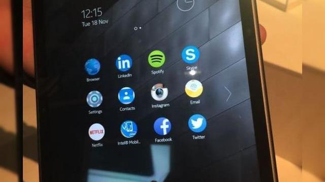 <b>Iată o serie de prime fotografii hands-on cu tableta Nokia N1</b>Dacă o parte dintre noi se așteapta ca în spatele teaserelor Nokia din ultimul timp să se ascundă un set tv-box, sau un mini-computer, astăzi, compania finlandeză ne-a luat prin suprindere odată cu anunțul tabletei Nokia N1, device ce rulează...