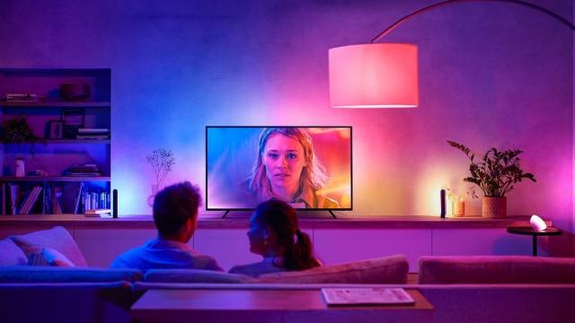 <b>Turul Magazinelor #1401: TV OLED Philips la reducere, telefoane Motorola și realme pe la 700-800 lei</b>După meciul României de acum câteva zile, rămânem tot pe ideea de a vâna televizoare de top, care să fie numai bune de vizionat meciuri. Așa am găsit un TV OLED Philips la un preț corect, numai bun de produs vedetă în Turul Magazinelor #1401