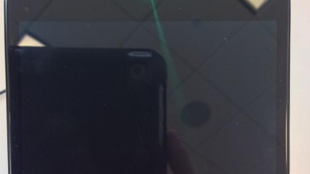 <b>Nexus 6 are un LED pentru notificări ascuns În zona difuzorului superior</b>Google are o tradiție cunoscută de a include LED-uri pentru notificări pe termnalele Nexus, dar fără a le semnala în mod clar poziția. Asta s-a întâmpla și cu Nexus 6, care deși se vinde de ceva vreme, abia azi își dezvăluie poziția...