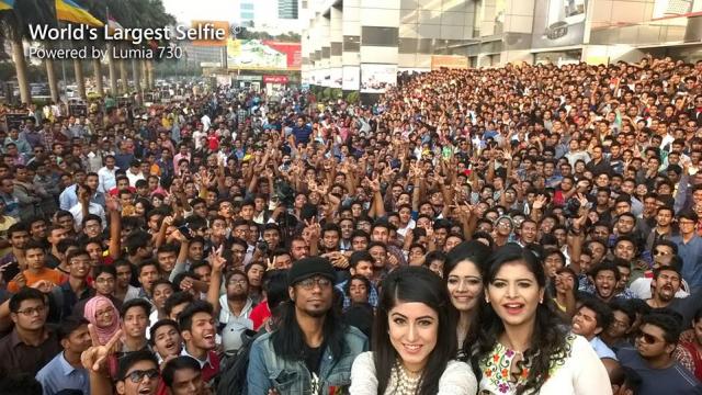 <b>Nokia Lumia 730 revendică recordul mondial pentru o fotografie selfie la care iau parte peste 1.100 de participanți</b>Dacă până acum ceva timp, terminalele Nokia din gama Lumia nu prea impresionau la capitolul cameră frontală, odată cu lansarea modelului Lumia 730 putem spune că lucrurile au evoluat în sens pozitiv. Pentru a pune la încercare senzorul frontal de...